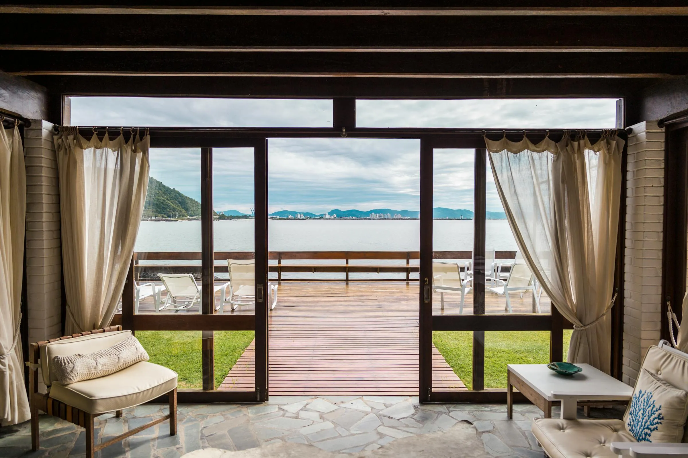 Interior cálido de un alojamiento boutique con vista al mar